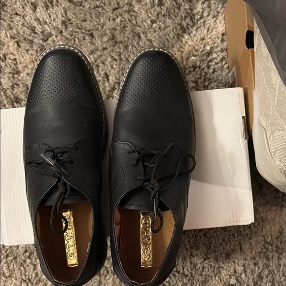 Worn twice men’s black dress shoes with laces. Size 8. - Picture 1 of 4